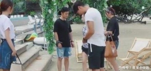 「 条纹T恤」让周冬雨穿的尴尬无比, 连黄晓明都问这穿的是啥,三千块的束胸衣,