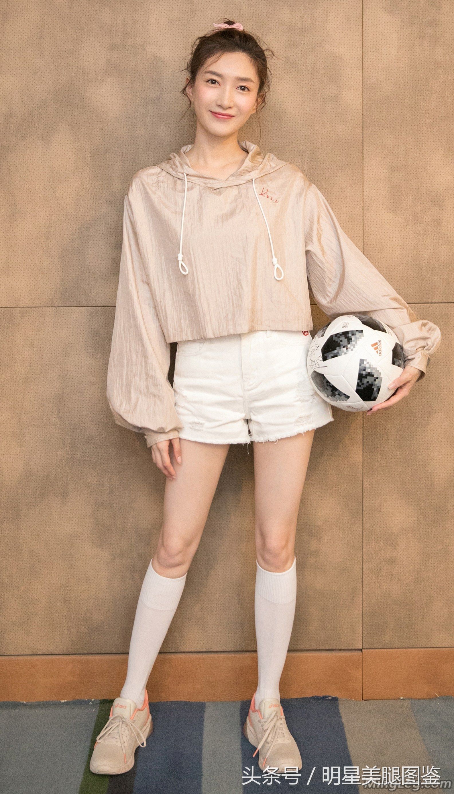 江疏影化身足球宝贝，运动鞋加长袜秀出白皙修长美腿 让人羡慕