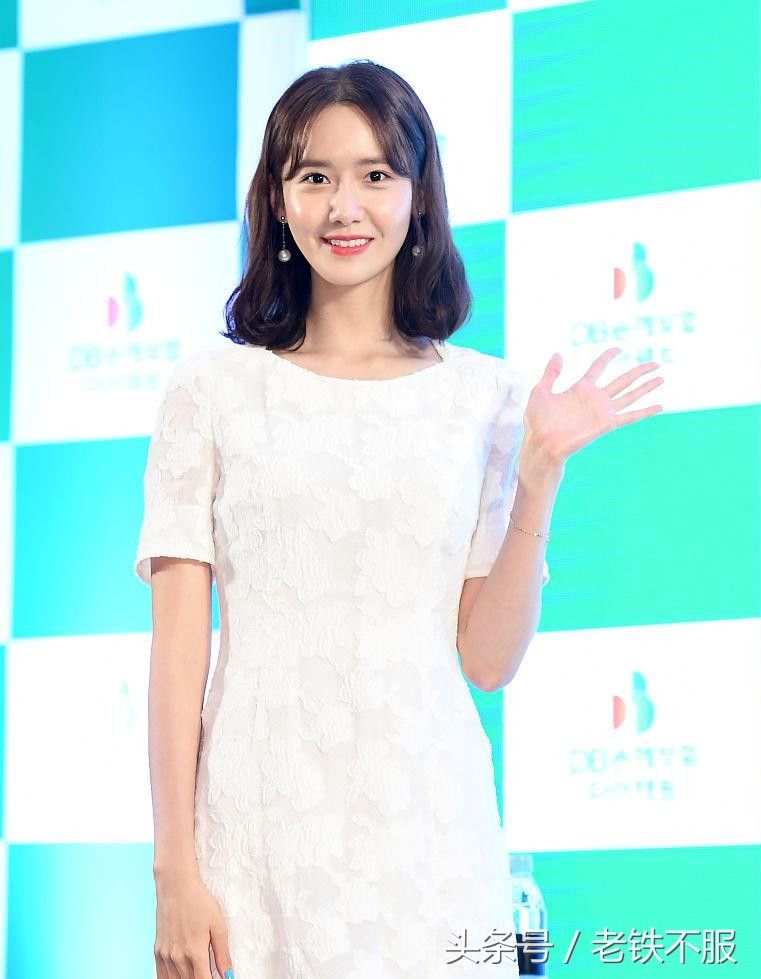 林允儿蕾丝连衣裙秀美腿 精致五官似瓷娃娃笑容甜