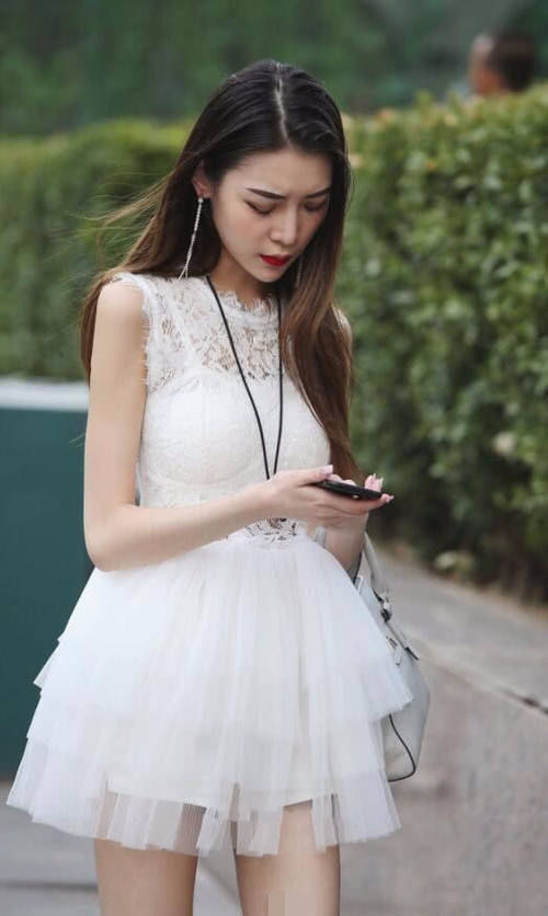 长发小姐姐白色纱裙镂空设计突显好身材，优雅端庄像一只白天鹅