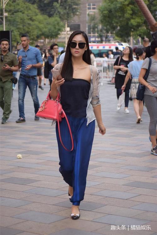 路人街拍，身材微胖的小姐姐穿紧身连衣裙，修身的款式更显好身材