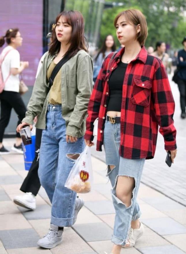 #美女#街拍:身材高挑的美女,一条针织开叉连衣裙,时尚女性魅力十足