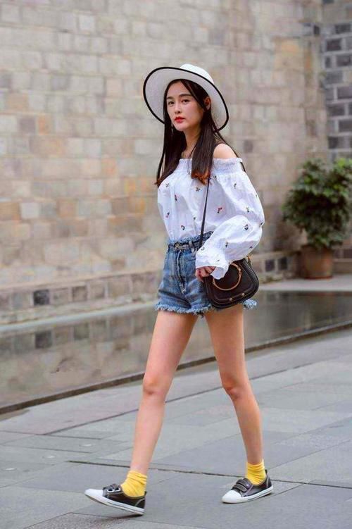 街拍:广场上的长裙小姐姐,用手遮阳,一脸的无可奈何?