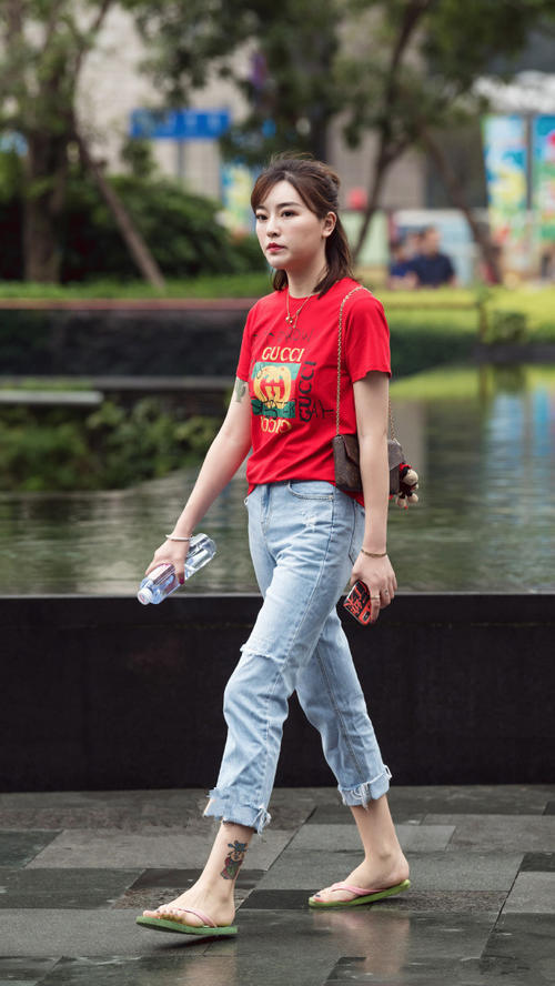 路人街拍，清秀小姐姐穿着干练又大气，五官精致，气质优雅！