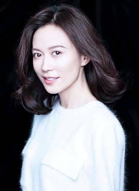  女人：女人过了50岁，如果你有白头发，少留这4种发型，显老没气质