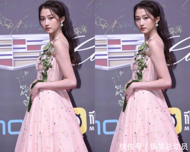 关晓彤娜扎同台走红毯全都穿了粉色，没想到是她把另外的人比下去