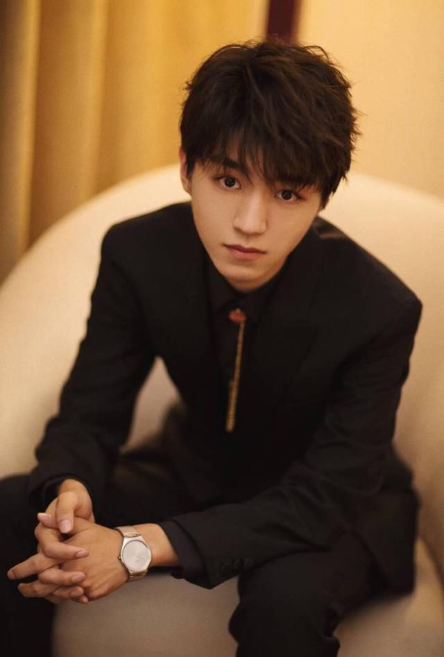 王俊凯咱也换换风格，别老是穿西装，太老成了