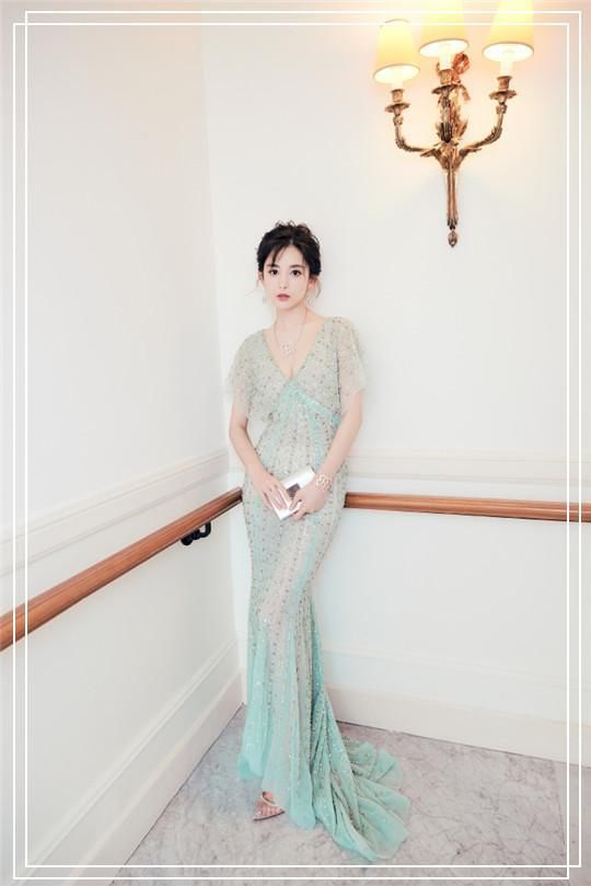 V领连衣裙露出了古力娜扎的事业线，瞬间美成仙女