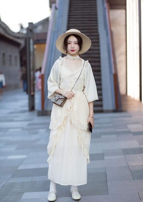 #白色#路人街拍,小姐姐内搭纯洁的白色连衣裙,走在街上一定光彩夺目