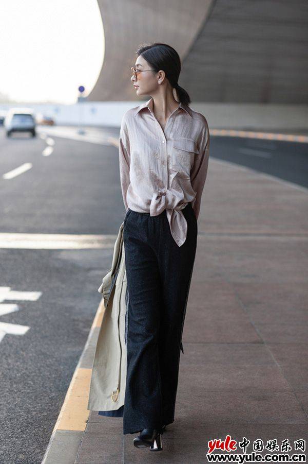 启程扭腰!斓曦受邀纽约时装周造型简约潮范儿足