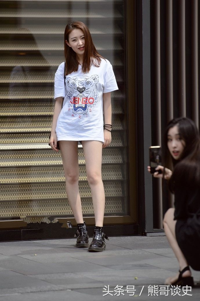 成都街拍,粉色圆点连衣裙搭配一字高跟鞋,女人味十足!