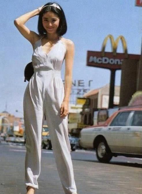 迪丽热巴的“蝴蝶臀”被赞完美，但和30年前林青霞的身材真没法比