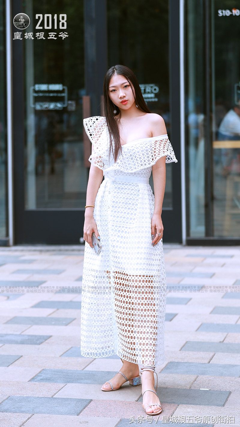 街拍:只有穿上合适自己的服装，才能成为最自信的女人