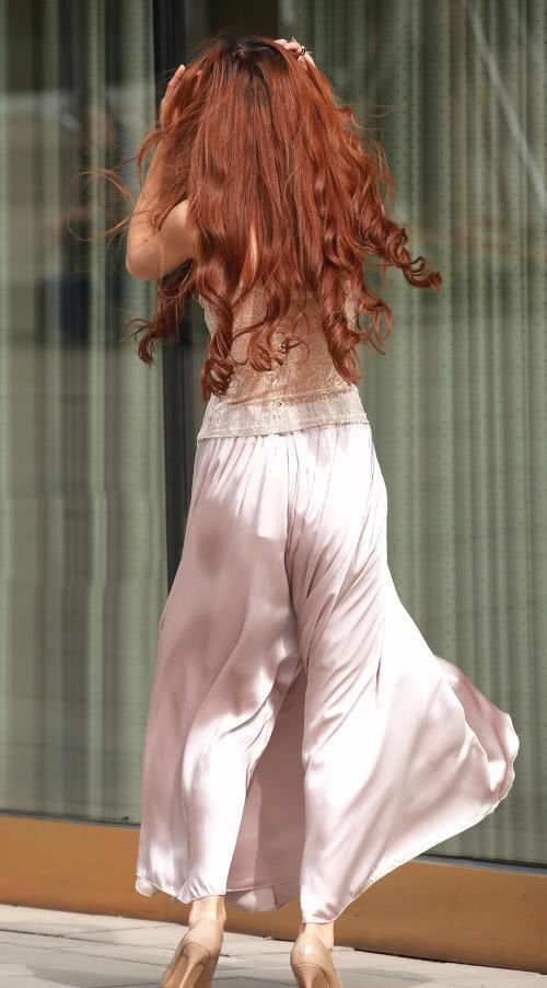 上海街拍 时尚御姐粉色长裙迎风招展，浑身散发着迷人的魅力