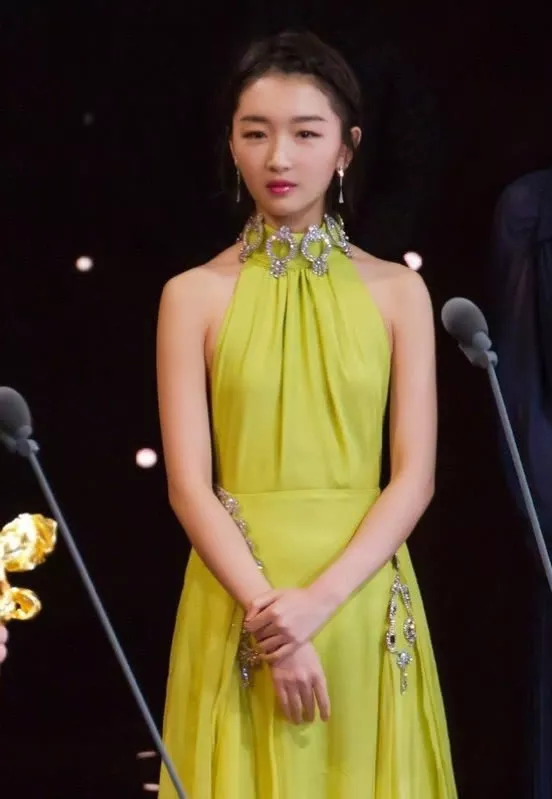 周冬雨为美也是拼了!直接把钻石夹脖子上,看着都扎着疼!