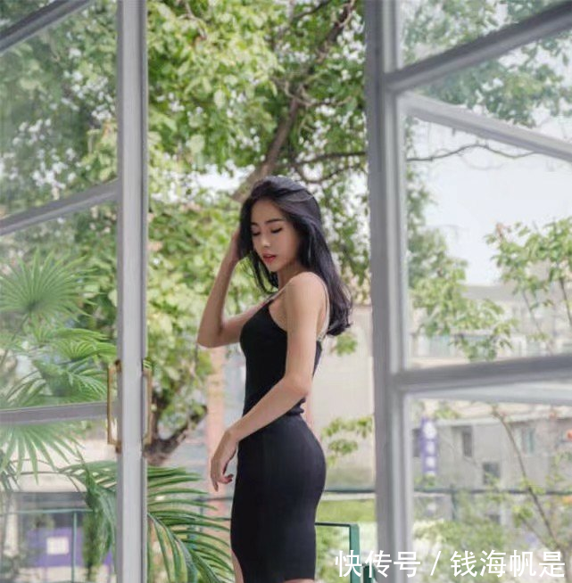 妖娆身材的小姐姐，穿搭紧身连衣裙凸显S曲线，非常的迷人