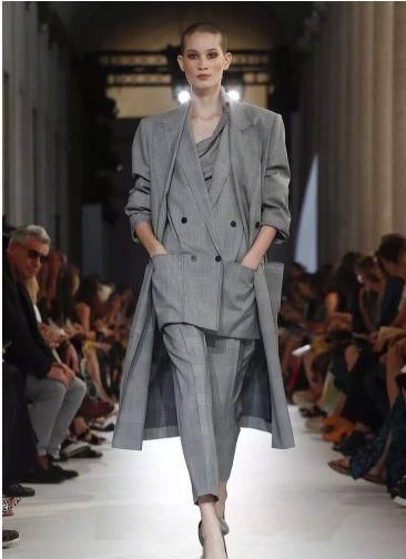 米兰时装周，大表姐刘雯这件驼色风衣气场太强大了，媲美欧美超模