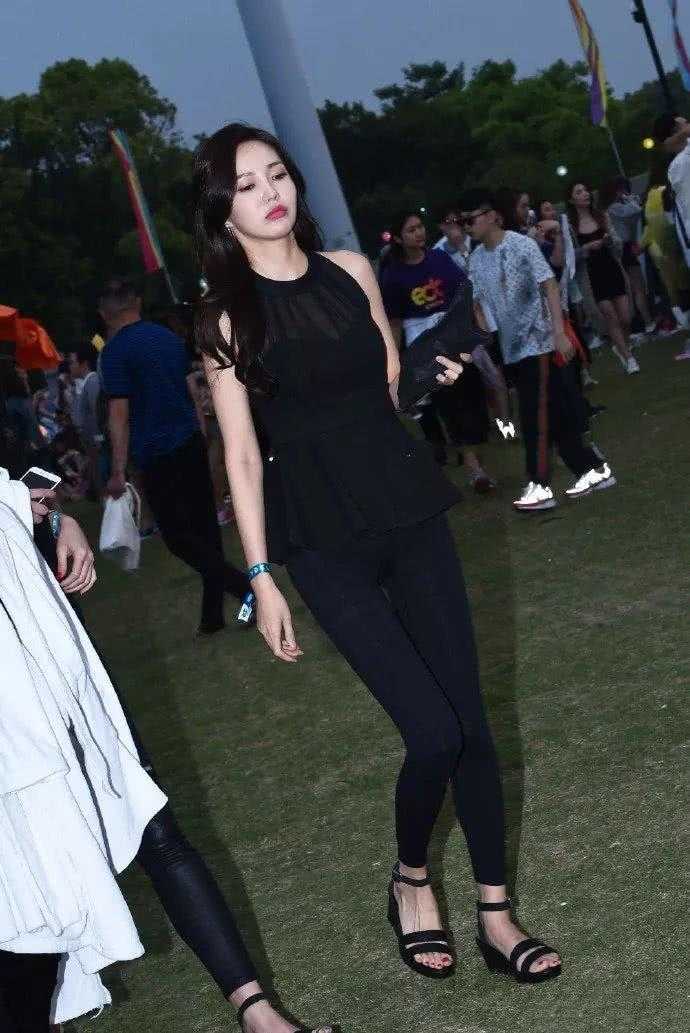 紧身打底裤再迷人, 也敌不过连衣裙的美