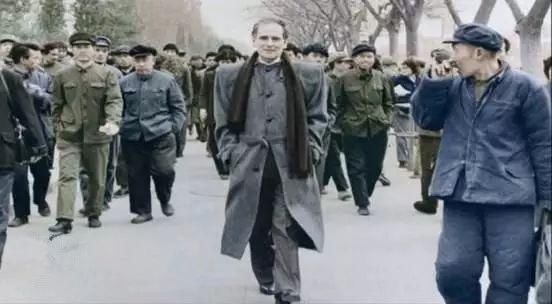  时装周：69岁成为世界旅游小姐选美冠军，惊艳纽约国际时装周，美不分年龄