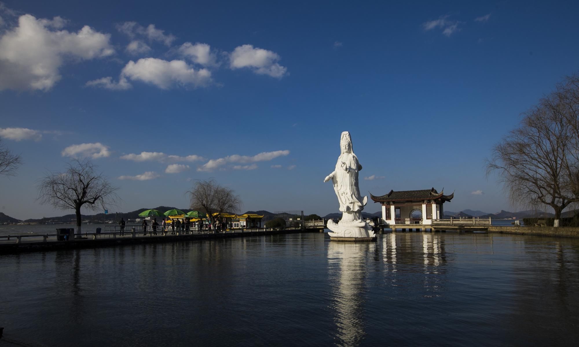 浙江最尴尬的一座大城市，景区很多游客很少，露天弥勒大佛很有名
