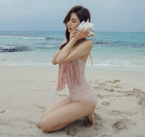 个性张扬的比基尼泳衣美女，气质出众，秀出妖娆身段！