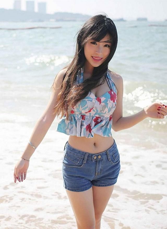 热裤随性穿出一身凹造型，清凉甜美，释放性感和夏日激情