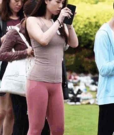 弹力打底裤配上粗跟凉鞋，彰显妹子高挑与俏丽！