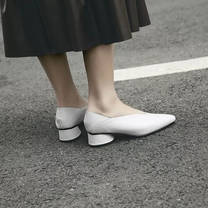 时髦办 | 我的大长腿，是尖头深V穆勒鞋宠出来的!