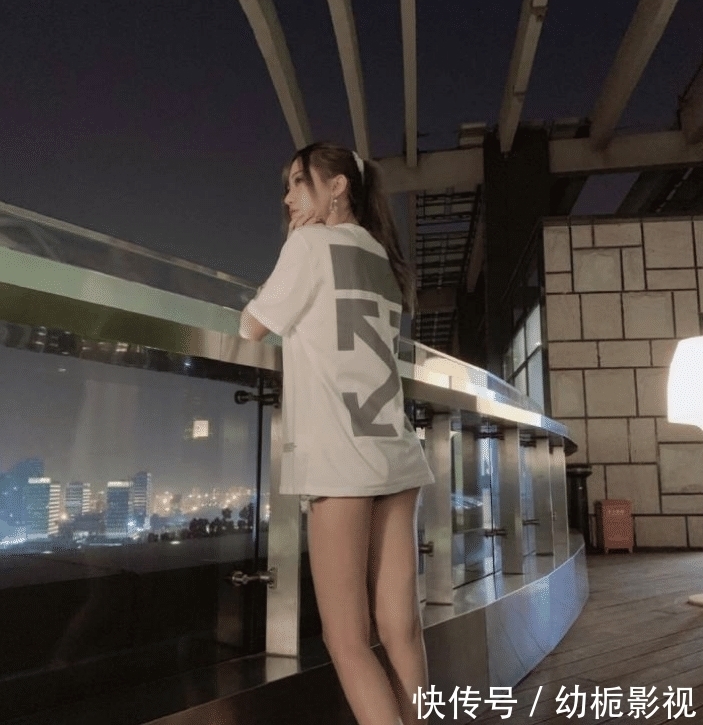  小姐姐：故意穿大几码的衣服，把恤衫当作是裙子穿，领先几个版本的打扮！