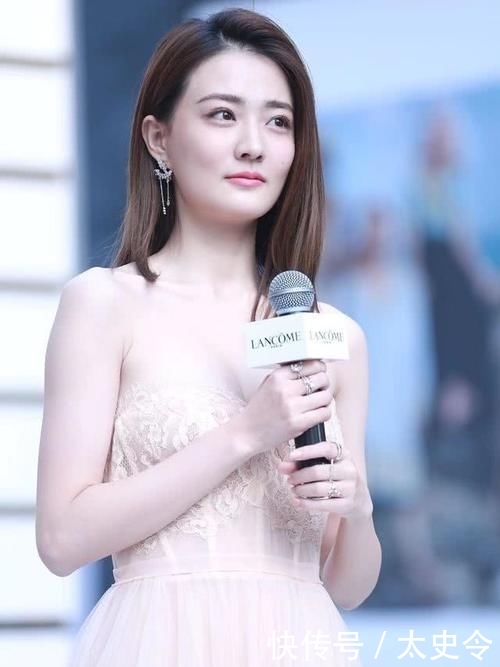  「身穿」徐璐超有气质女神范，不整容就是美，身穿抹胸连衣裙优雅大气