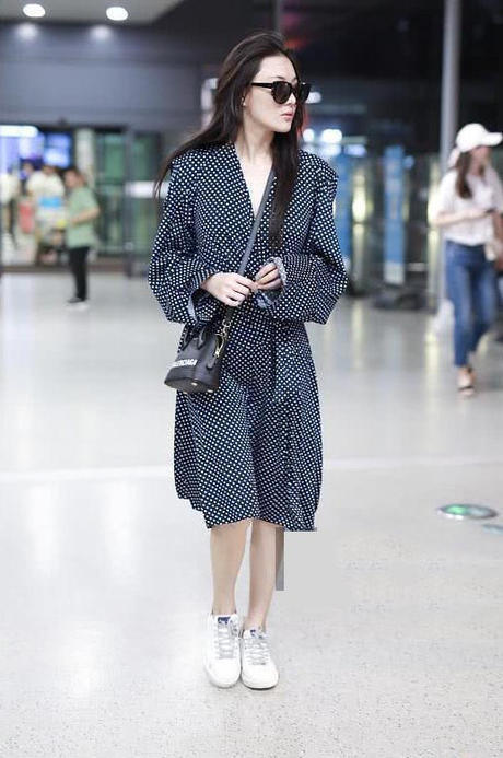 波点裙到底有多抢手，范冰冰和张馨予抢着穿，一对比傻眼了！