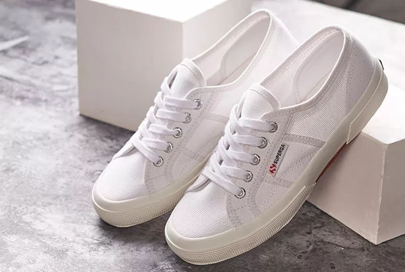 这双凯特王妃最爱的小白鞋，时尚圈人手一双，光脚穿都舒服