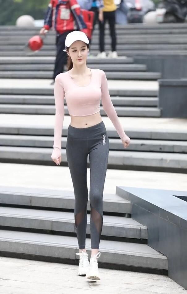  【增高鞋】瑜伽裤外穿的女孩，还加双内增高鞋，美出新境界