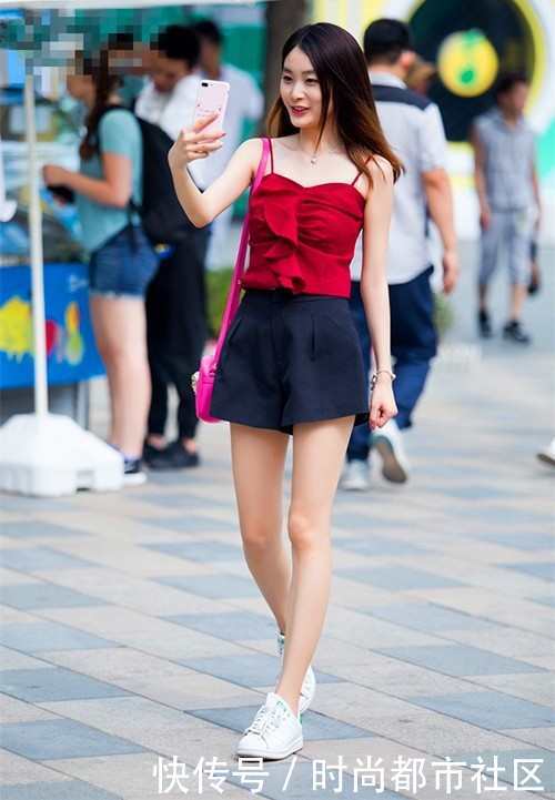 街拍：清新可爱的小姐姐出街，美丽时尚穿搭，让路人回头观望！