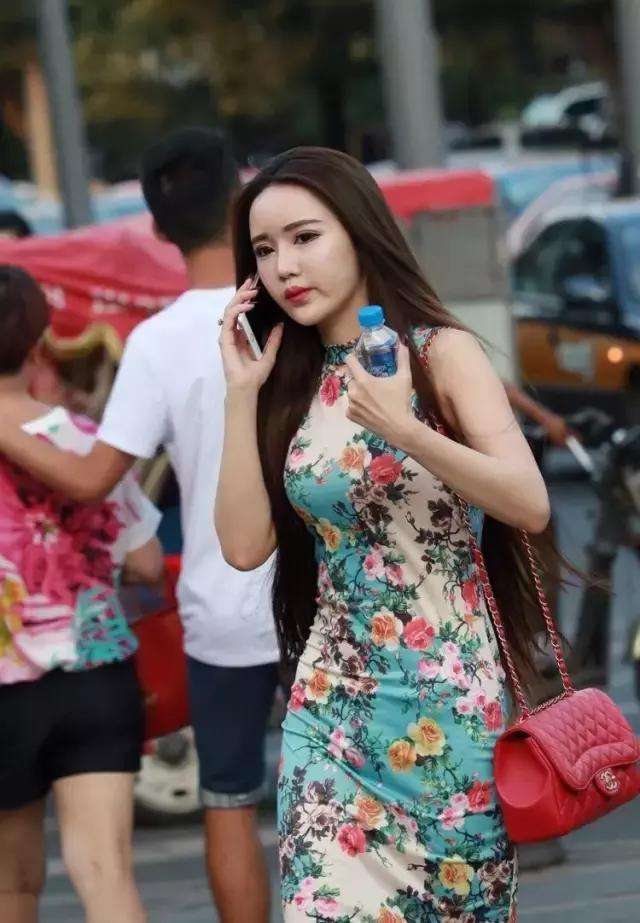 街拍：穿旗袍出街的小姐姐，她是御姐风还是女服务员味道?