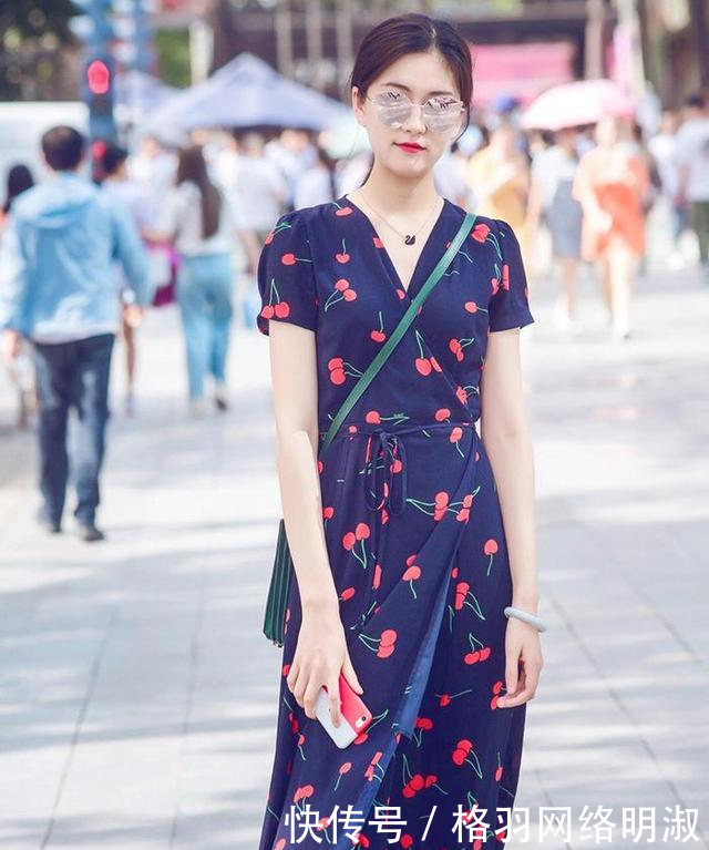 花哨■纯色裙要让位了!今春流行“花哨裙”,唯美浪漫,街头女孩都在穿