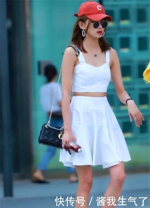  「身穿」街拍：美女身穿紧身连衣裙，身材苗条有型，呈现S型身材