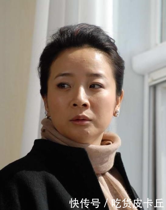 「幸亏」陈小艺全家近照曝光,“丑”老公捧红张嘉译,儿子帅气幸亏不像老爸