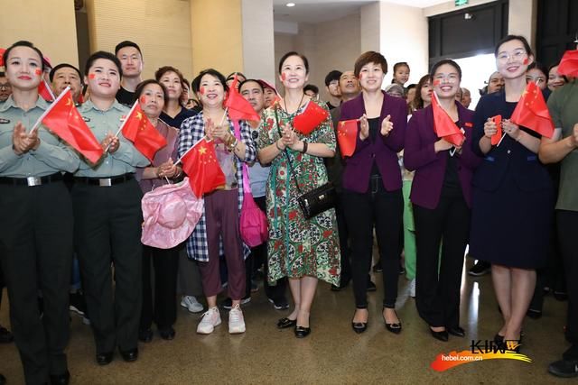 高清大图！参观者在西柏坡纪念馆观看阅兵式