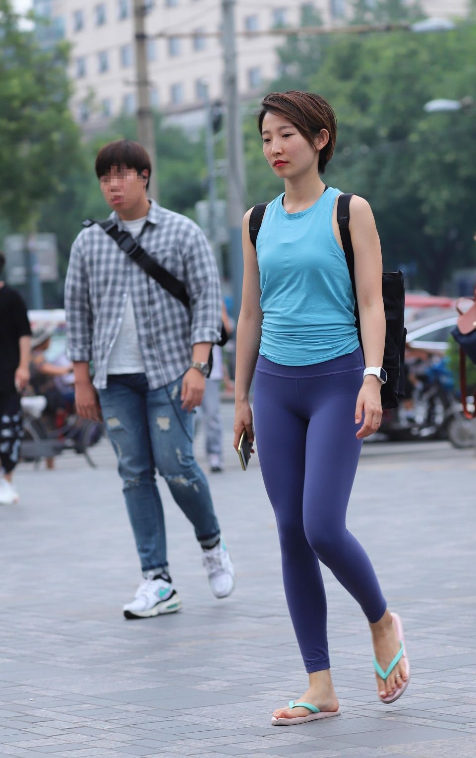 街拍：紧身裤受时尚女性亲睐，走在街上时尚靓丽又苗条