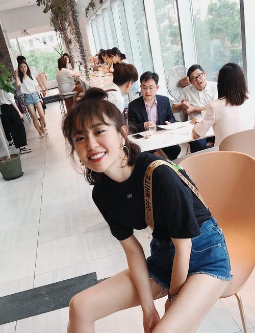 孙耀琦为显腿长牛仔热裤短到大腿根，转身更是惊艳，臀部充满诱惑