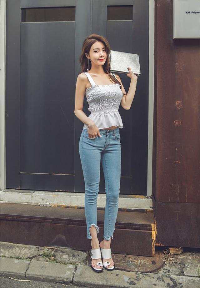 街拍：露脐装小姐姐，秀出纤细小蛮腰