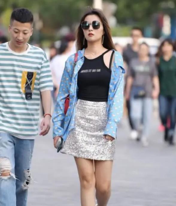  红色■街拍：名嫒美姝的美女，一件红色的连衣裙，时尚唯美好身姿