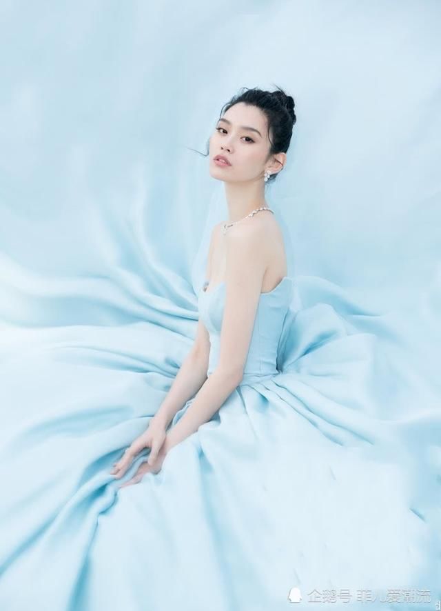 奚梦瑶穿薄纱裙现身，居然敢把裙子撩到大腿根，网友:显腿长呗!