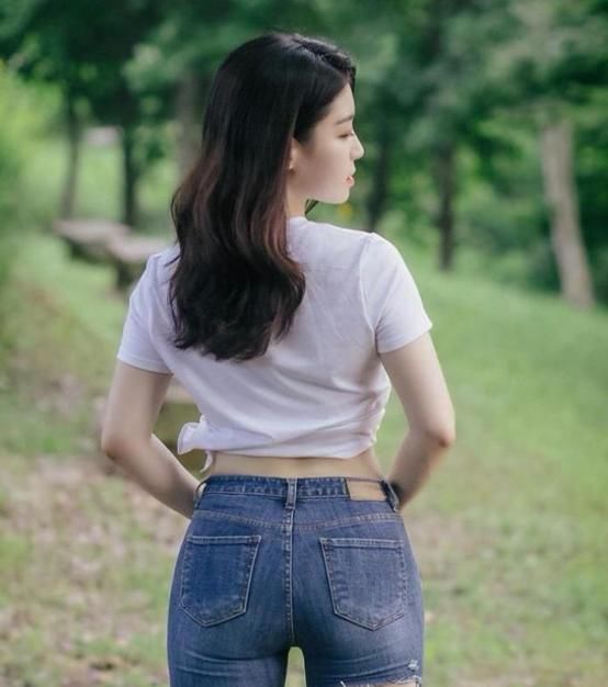  美女|品味高档的小姐姐，惊艳十足，显得美女活力十足！