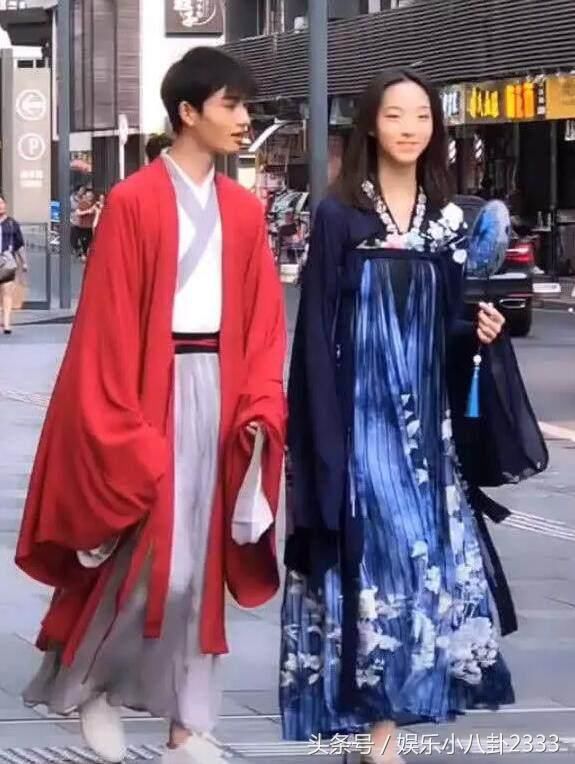 “汉服小哥哥”带14岁妹妹逛街，脚上的15厘米“银针”亮了！
