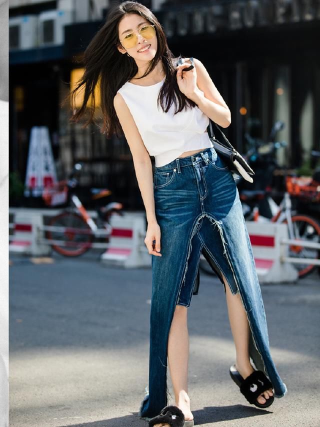 李菲儿T恤配裙有啥意思，还好开叉开得妙，网友:拿牛仔裤剪的?