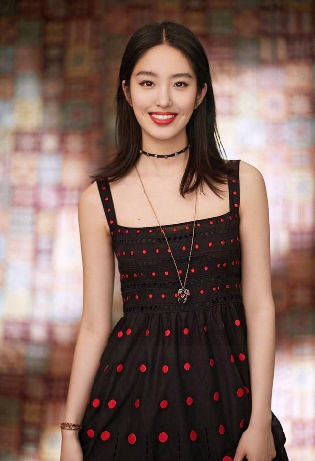 《芳华》女主杨采钰现在越来越会穿了，整个的衣品特有气场