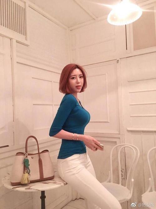 街拍: 牛仔紧身裤和黑色的高跟鞋，将自己的身材比例拉出来了