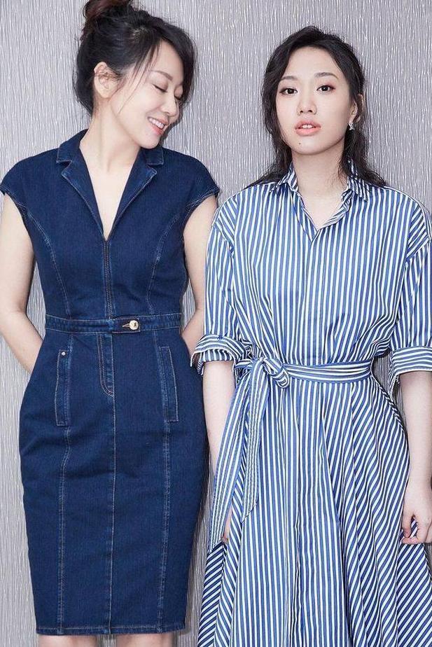 47岁闫妮娇嫩欲滴，同框20岁女儿像是姐妹，网友：真是逆生长